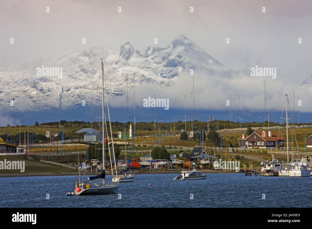 Argentina, Tierra del Fuego, Ushuaia, porto, barche, Ushuaia Bay, sfondo, montagne innevate Foto Stock