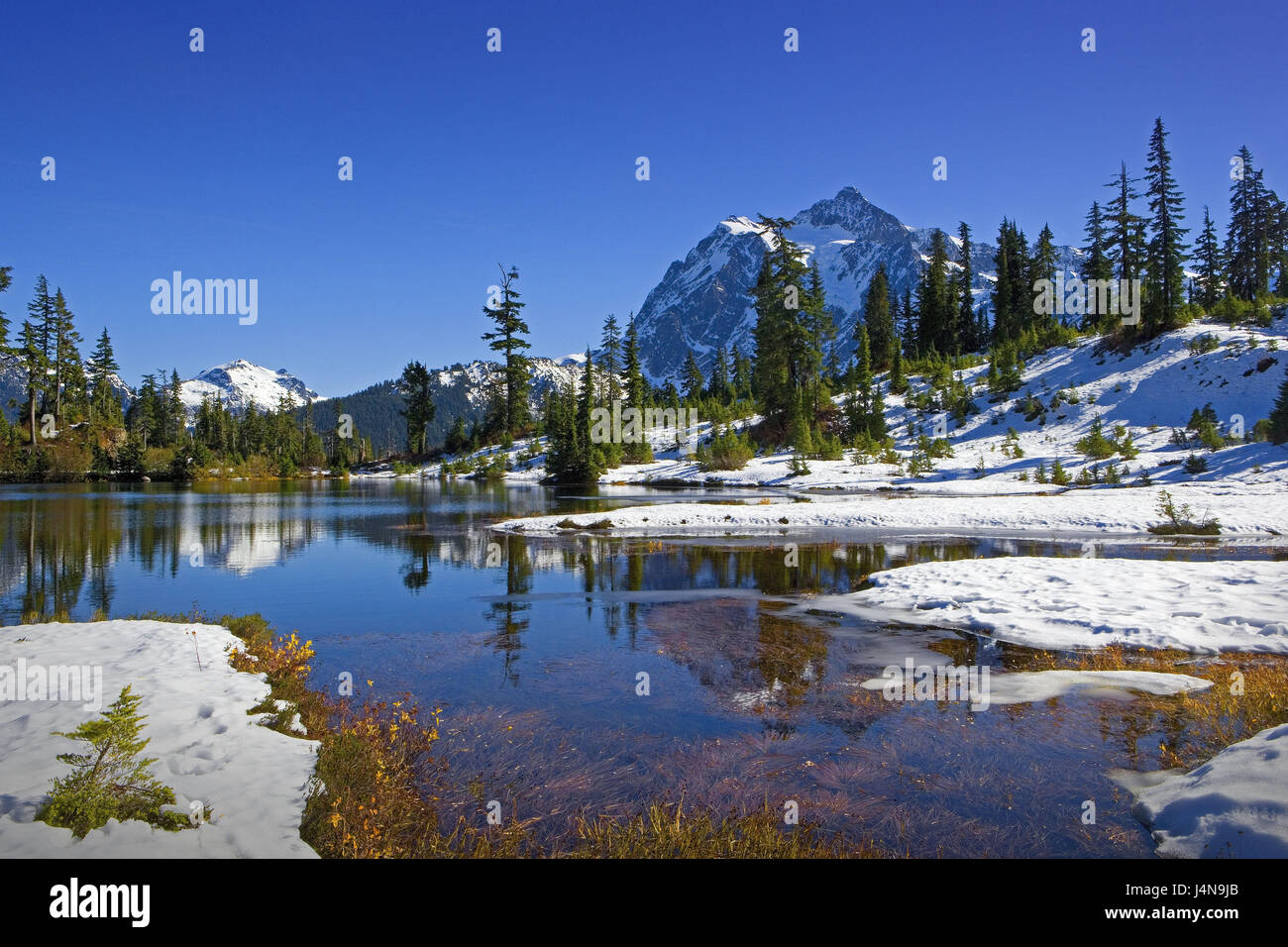 Gli Stati Uniti, Heather Meadows, Picture salamoia, Mount Shuksan, neve, Nord America, destinazione, scenario, luogo di interesse, la natura, il mirroring e la superficie dell'acqua, neve avanzi, soleggiato, deserte, remoto idillio, lago, Foto Stock