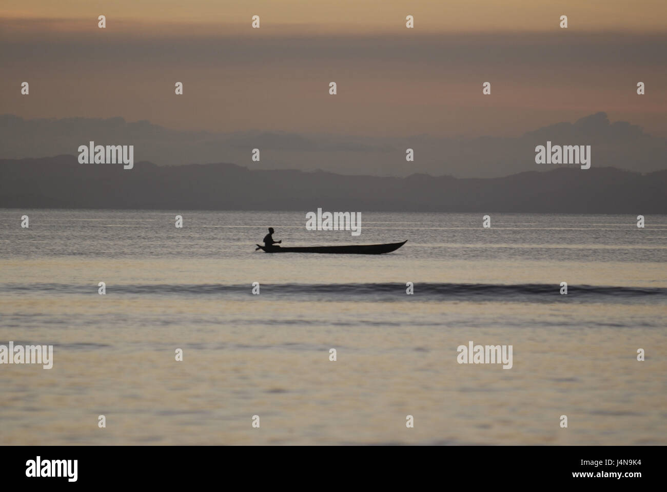 Mare, pescatore, barca, silhouette, crepuscolo, isola di Santa Maria, Madagascar, Foto Stock