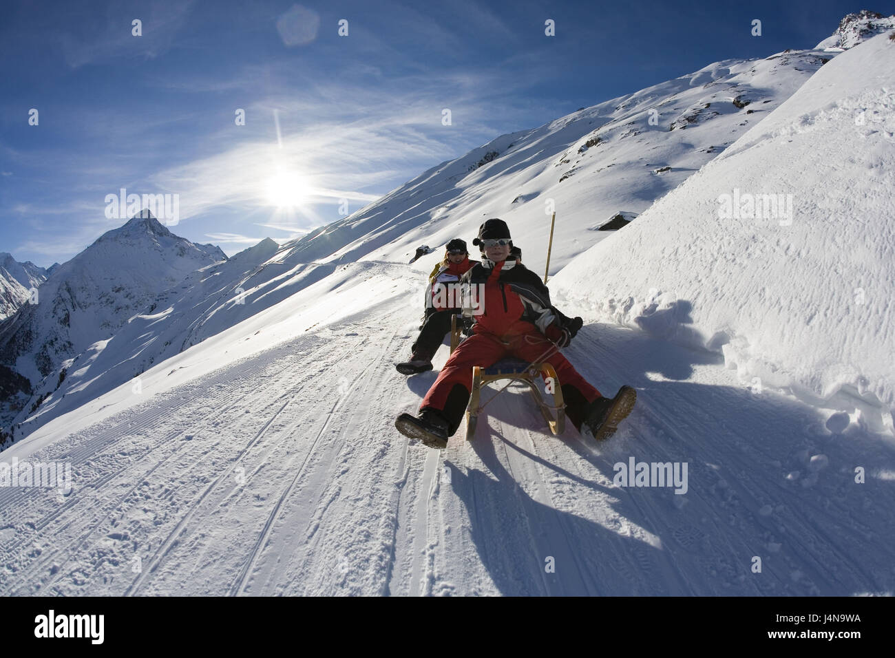 Austria, Tirolo, sfiato, il gruppo di slitte, partenza, paesaggio invernale Foto Stock