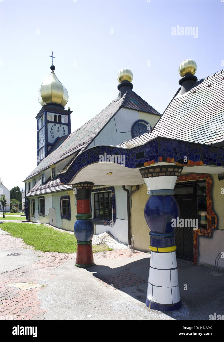 L'Austria, la Stiria, Bärnbach, 100 acqua chiesa, esterno, Weststeiermark, città, chiesa, città chiesa parrocchiale, cane acqua chiesa, nel 1987, la trasformazione, lo stile architettonico, 100 acqua, chiesa, Steeple, colore oro, orologio, architettura, pilastri, luminosamente, chiesa di architettura, luogo di interesse storico, arte, deserte, Foto Stock