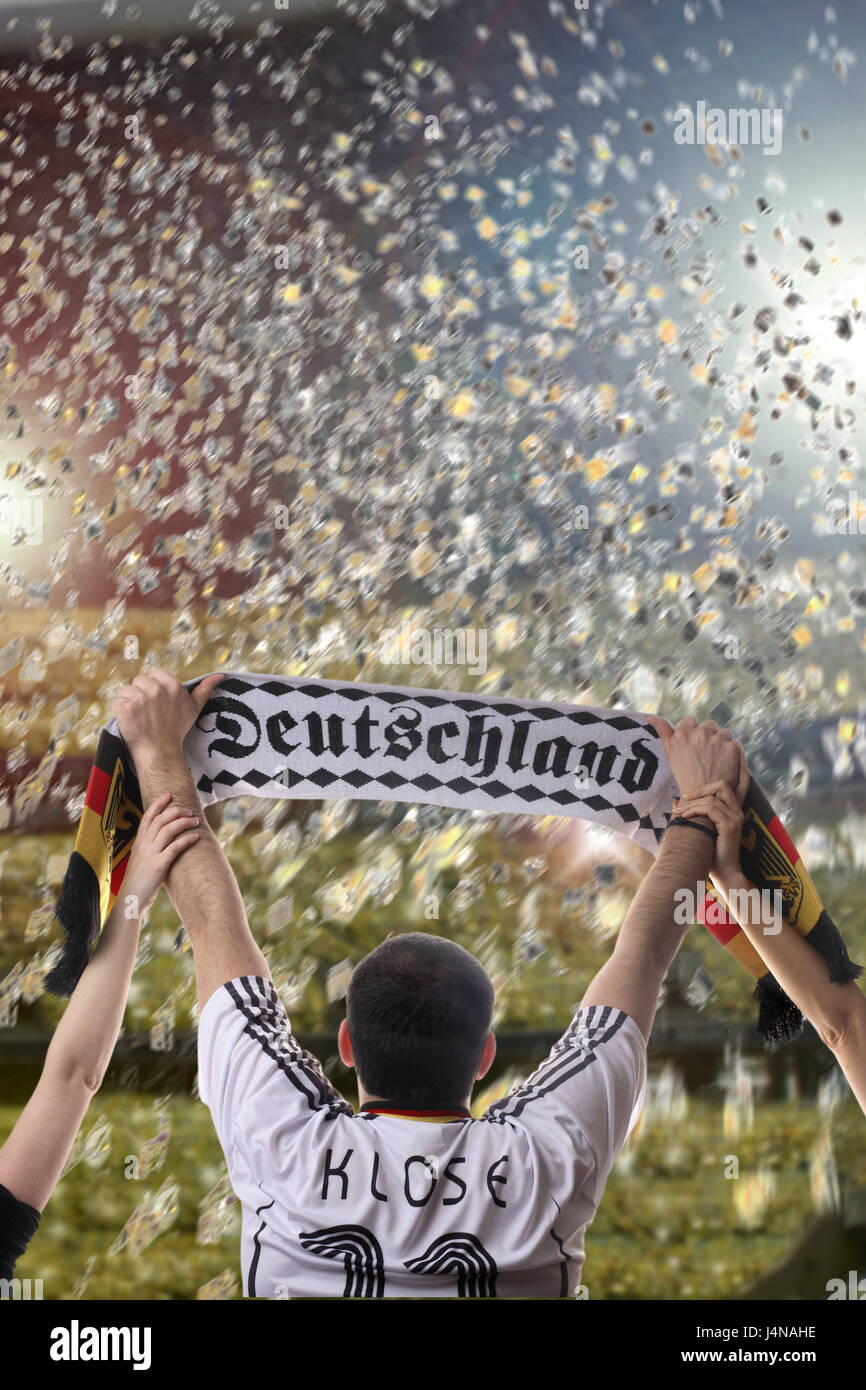 Stadio di Calcio, uomo, giovani, jersey, gesto, ventola sciarpa, Germania, i tifosi di calcio, vista posteriore, coriandoli, stadium, spettatore, il campionato europeo di calcio, Campionato Europeo, campionato, persona, palla di gioco, ball sport, entusiasmo, emozione, euro, ventole, calcio, football match, positivamente, divertimento, sport, tuning, gioia, entusiasmo, euforia, tifo, Uefa, vittoria, profitto, campione europeo, braccia, Klose, Klose la ventola, Germania ventola, Germania ventole, Foto Stock