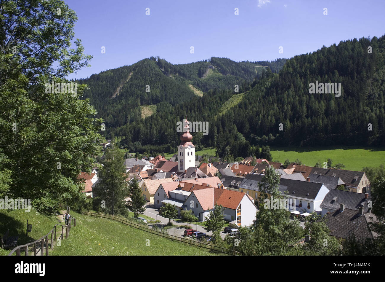 L'Austria, la Stiria, Oberzeiring, vista locale, il resort per la salute, luogo d'argento, mercato, chiesa parrocchiale, la chiesa, case, case, tetti, casa di tetti, turismo, legno, alberi, deserte, cielo blu, Foto Stock