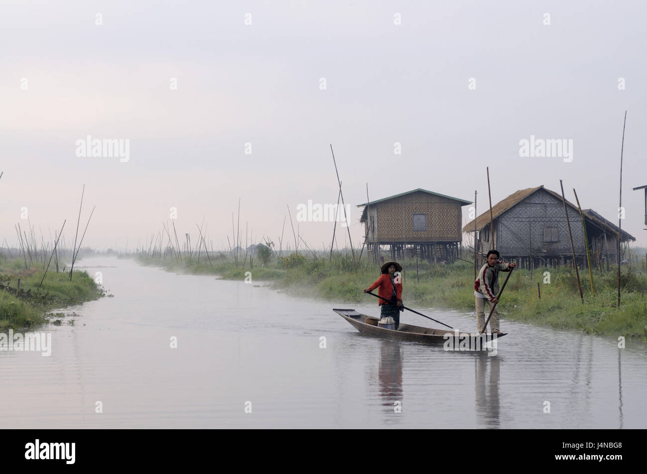 Persone, barca, tradizionalmente, la luce del mattino, Lago Inle, Bagan, Myanmar, Foto Stock