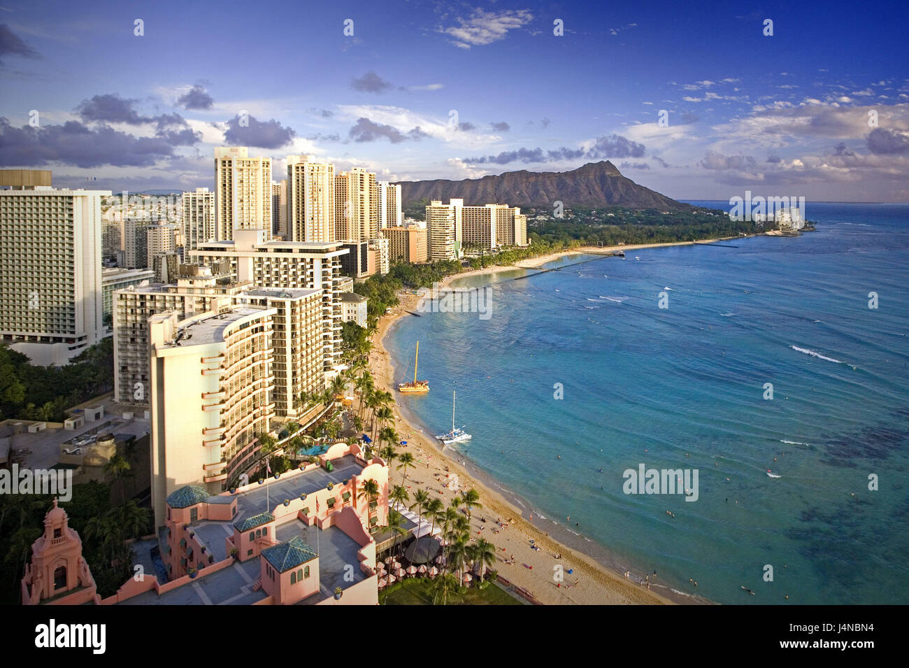 Gli Stati Uniti, Hawaii, Oahu Islanda, Honolulu e Waikiki Beach, spiaggia vista, le isole hawaiane, destinazione, turismo, alta sorge, hotel edifici, mare, spiaggia, mountain, sky, nuvole, acqua turchese, Foto Stock