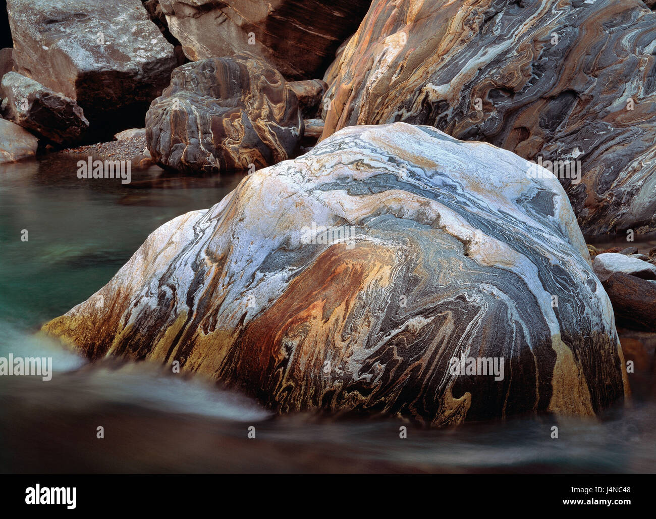 La Svizzera, in Val Verzasca, roccia di granito, acqua, abbonamento, medie di close-up Foto Stock