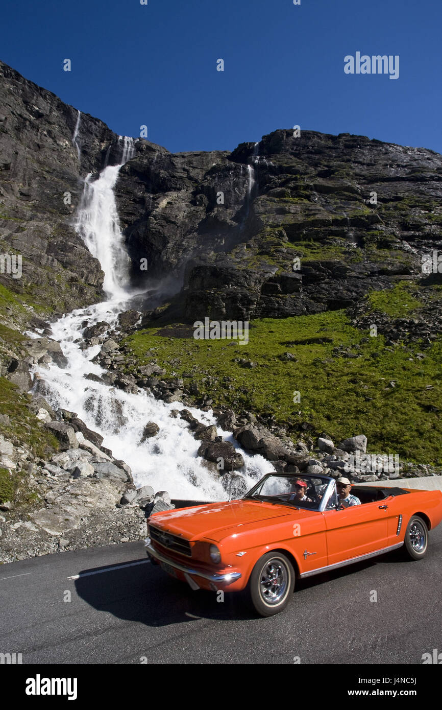 Norvegia, More og Romsdal, Trollstigen, cascata street, auto, Foto Stock