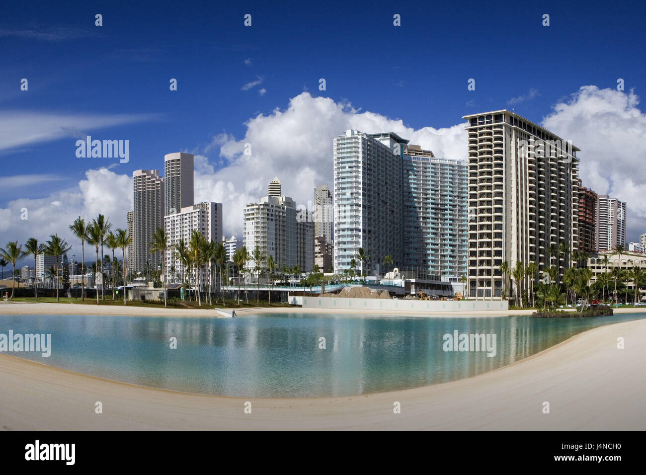 Gli Stati Uniti, Hawaii, Oahu Islanda, Honolulu, Hilton laguna, le isole hawaiane, destinazione, turismo, edificio alto sorge, architettura, palme, nuvole al di fuori, deserte, Foto Stock