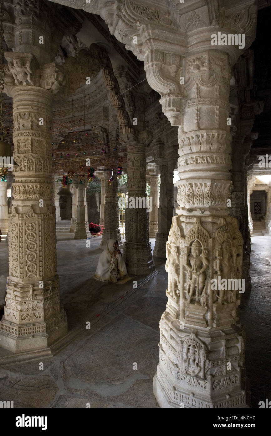 India Rajasthan, Ranakpur, tempio Jain, credenti, preghiera, Foto Stock