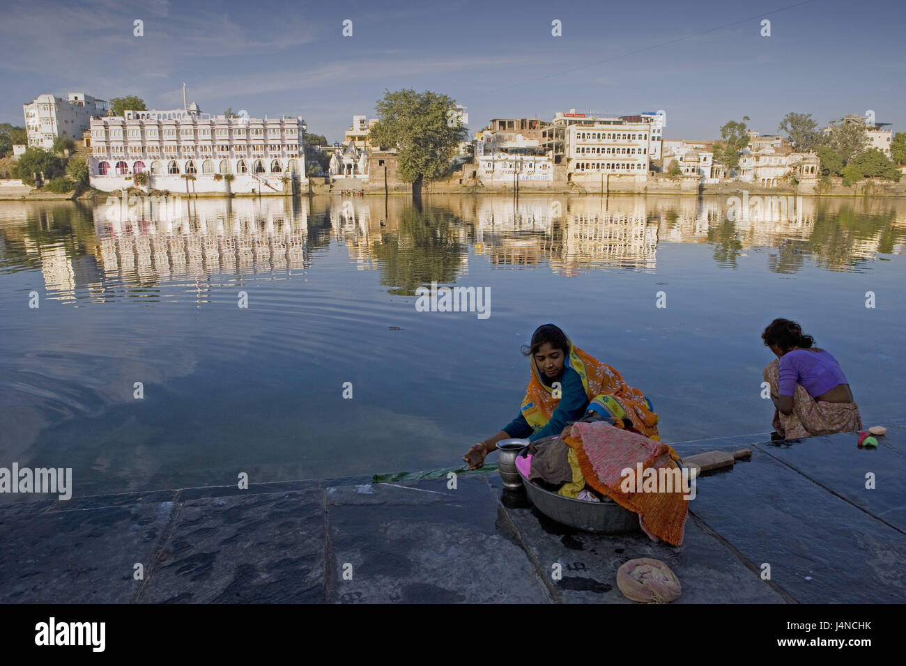 India Rajasthan, Udaipur, Pichola salamoia, donne, servizio lavanderia, lavaggio, Foto Stock