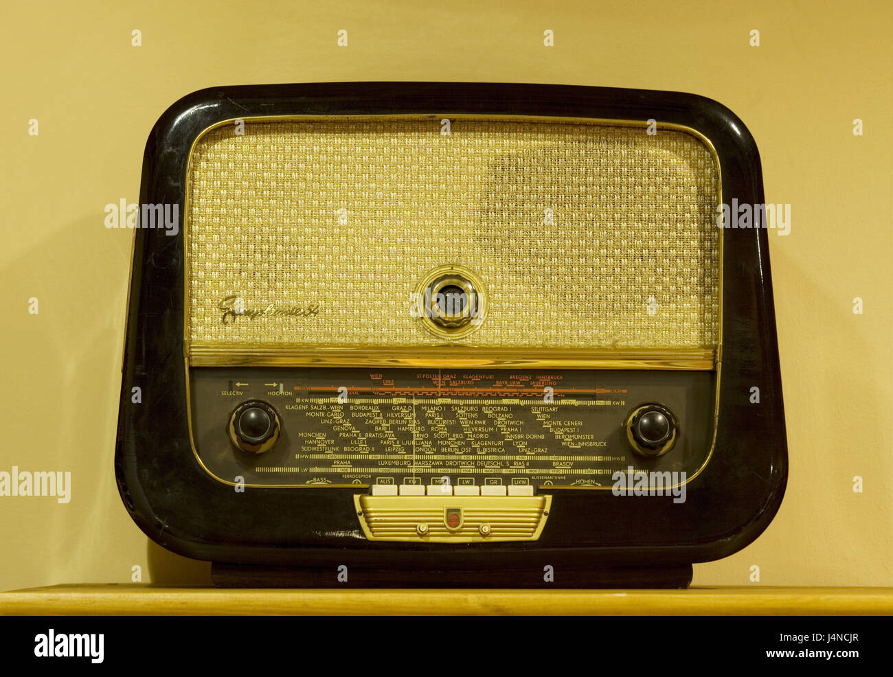 Old radio knobs immagini e fotografie stock ad alta risoluzione - Alamy