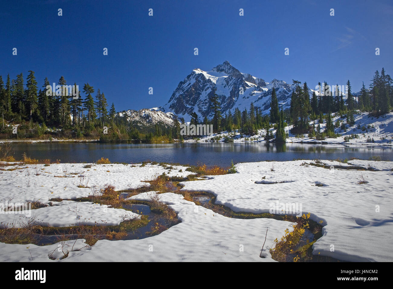 Gli Stati Uniti, Heather Meadows, Picture salamoia, Mount Shuksan, neve, Nord America, destinazione, scenario, luogo di interesse, la natura, il mirroring e la superficie dell'acqua, neve avanzi, soleggiato, deserte, remoto idillio, lago, Foto Stock