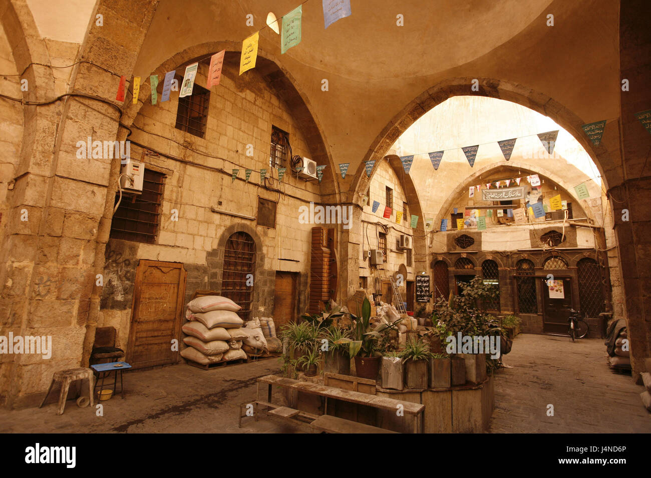 In Siria, a Damasco, città vecchia, Souq, Bazaar, Mercato, caricamento, cortile interno, ripostiglio, bandiere, piante, borse, architettura, deserte, Weihrauchstrasse Foto Stock