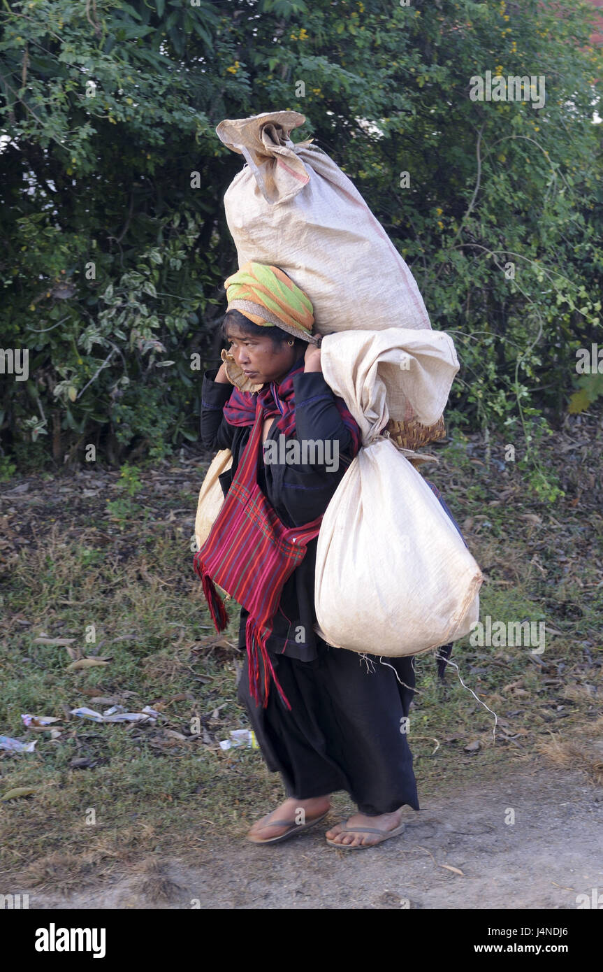 Donna, costi, merci, trasportare, modo, mercato Lago Inle, Myanmar, Foto Stock
