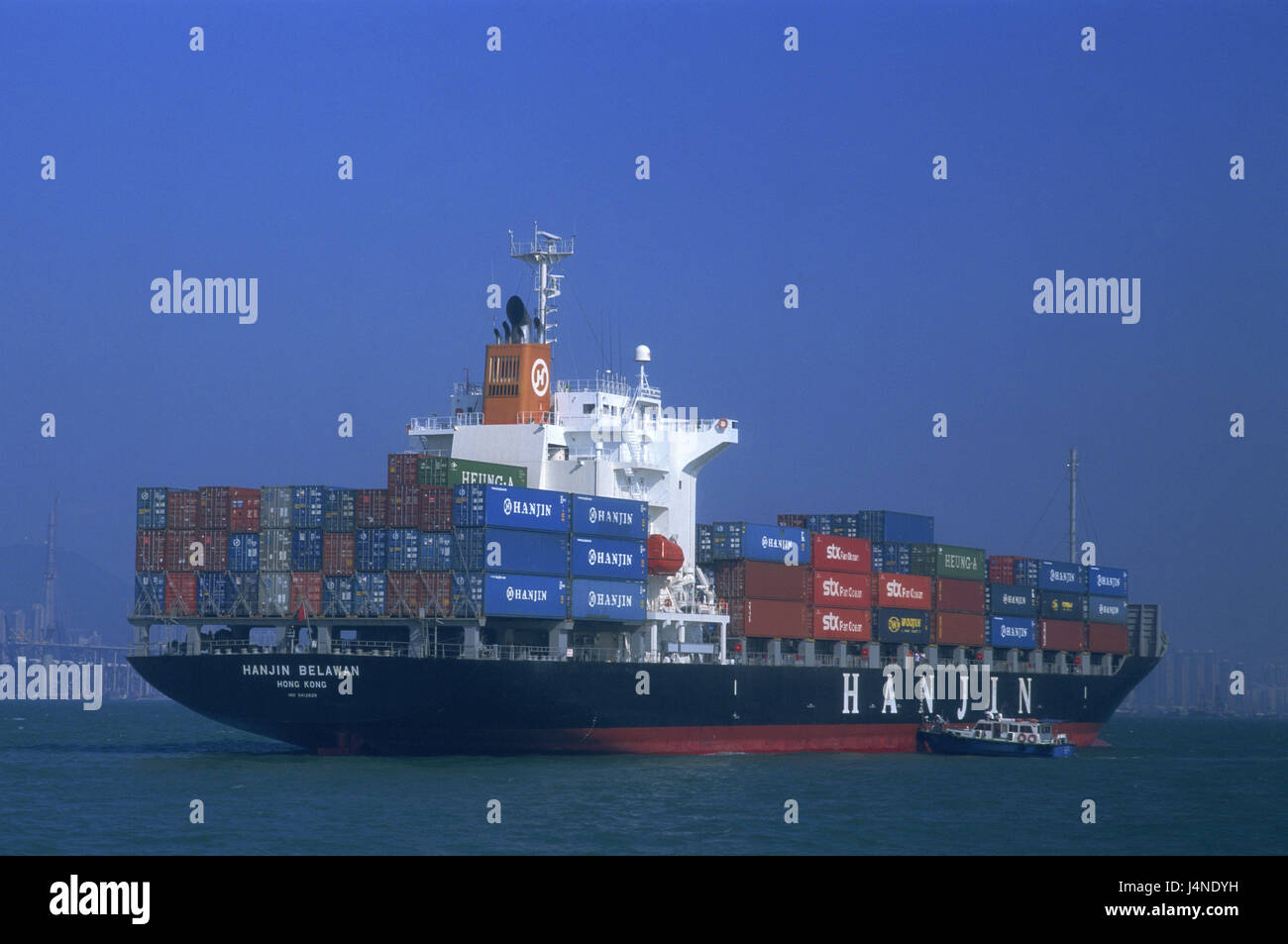 Cina, Hong Kong, Hong Kong, Islanda, porto, contenitore di nave, boot di accompagnamento, Asia, paese, città, città cosmopolita metropoli, Porto, porto di carico, container port, economia, di navigazione, di mezzi di trasporto, container, container, freighter, nave, barca, nave cargo, trasporto commerciale Cargo, logistica, mare, copia di spazio, Foto Stock