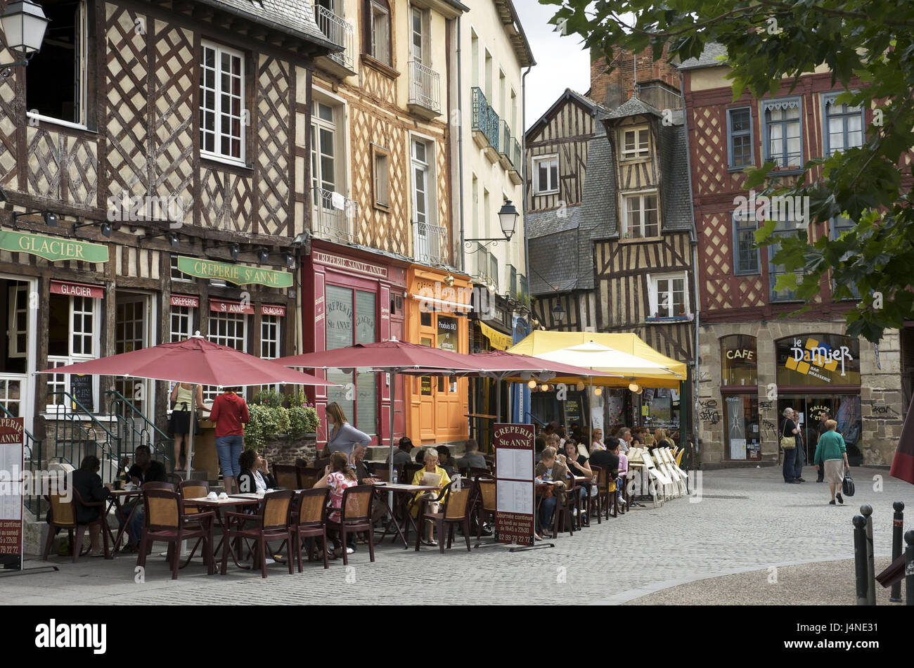 Francia, Bretagna, Rennes, posizionare il pezzo Anne, street cafe, persona, Foto Stock