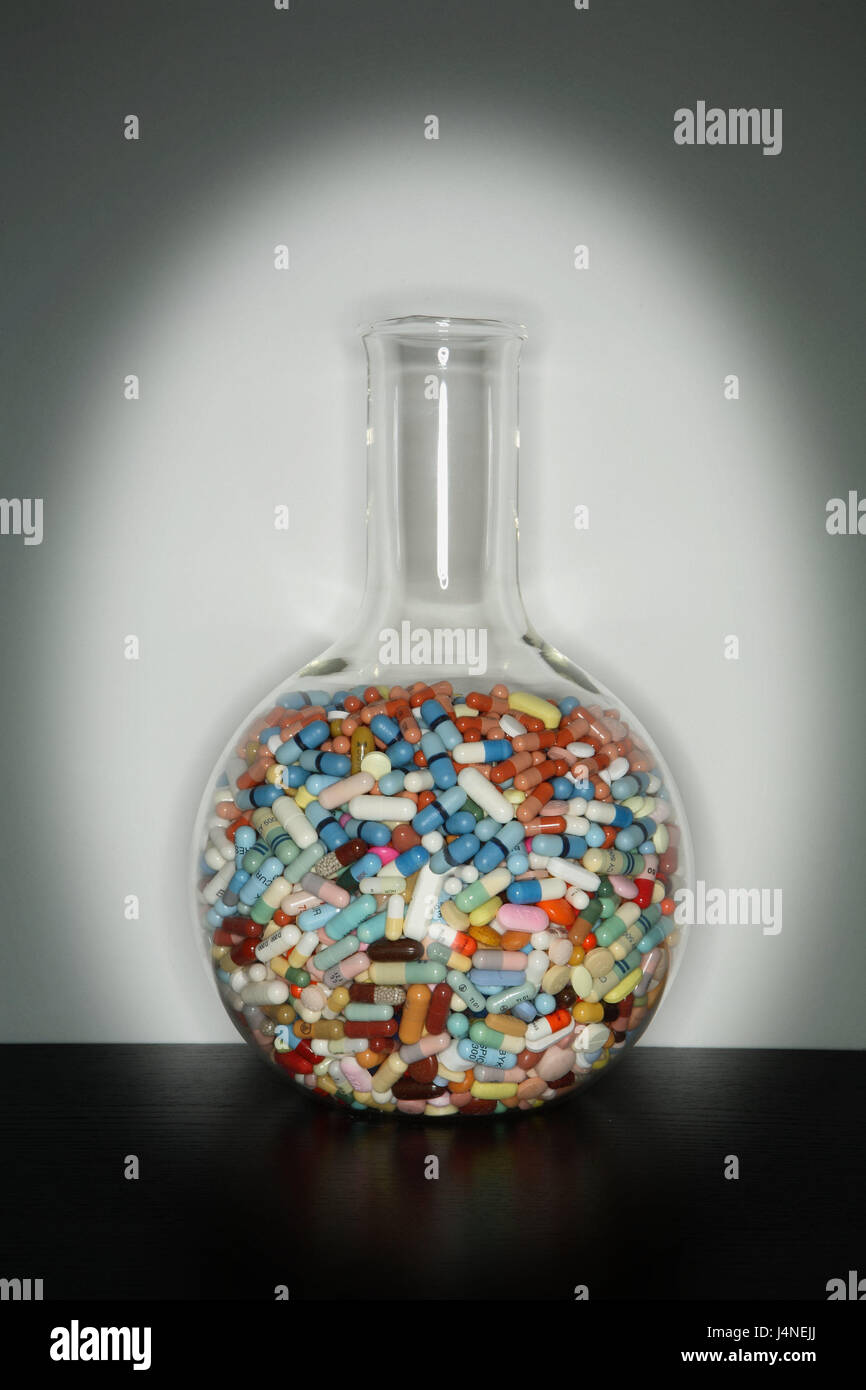 Pallone di vetro, farmaci, mix, tabella, vaso recipiente di vetro, involucro di vetro, pallone, recipiente di laboratorio, beute permanente, ripiene, completamente, Pharmazeutika, pillole, capsule, compresse, dragée, luminosamente, passate, differentemente, enorme numero, scelta in un pasticcio, fuse, tablet cocktail, cocktail di farmaci, la malattia, la guarigione, trattamento, Vignettierung, all'interno, Foto Stock