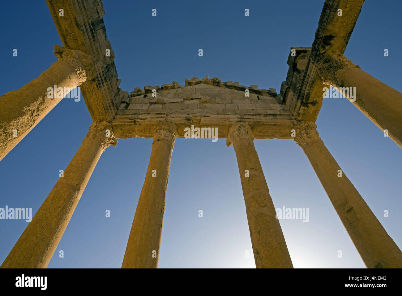 La Tunisia, Sbeitla, forum, tempio rovina, Nord Africa, Sufetula, tempio, struttura, sito di rovina, pilastri, la rovina, romana, santuario, luogo di interesse, destinazione, antichi, archeologia, rimane, architettura e cultura, storia, tempio di Giove, cielo blu, Foto Stock