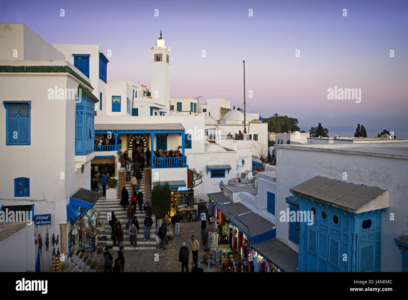 La Tunisia, Sidi Bou Said, café di Nattes, turistico, crepuscolo, Nord Africa, luogo dell'artista, villaggio posto turistico, destinazione, luogo di interesse turistico, bar, cafe, scale, persona, gli ospiti, sera, Foto Stock