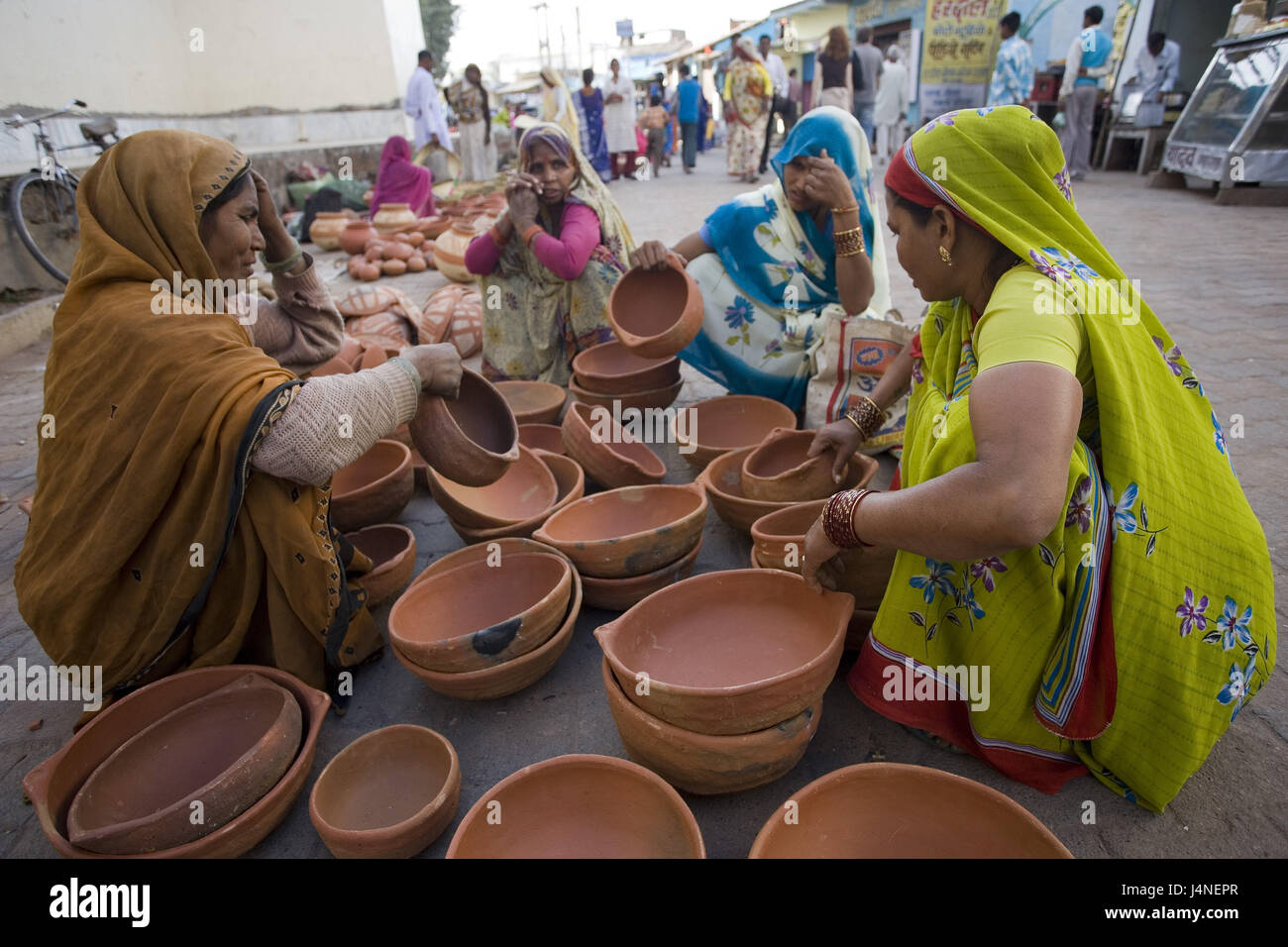 India, Madhya Pradesh, Orcha, mercato, donne, vendite, ceramiche merci, Foto Stock