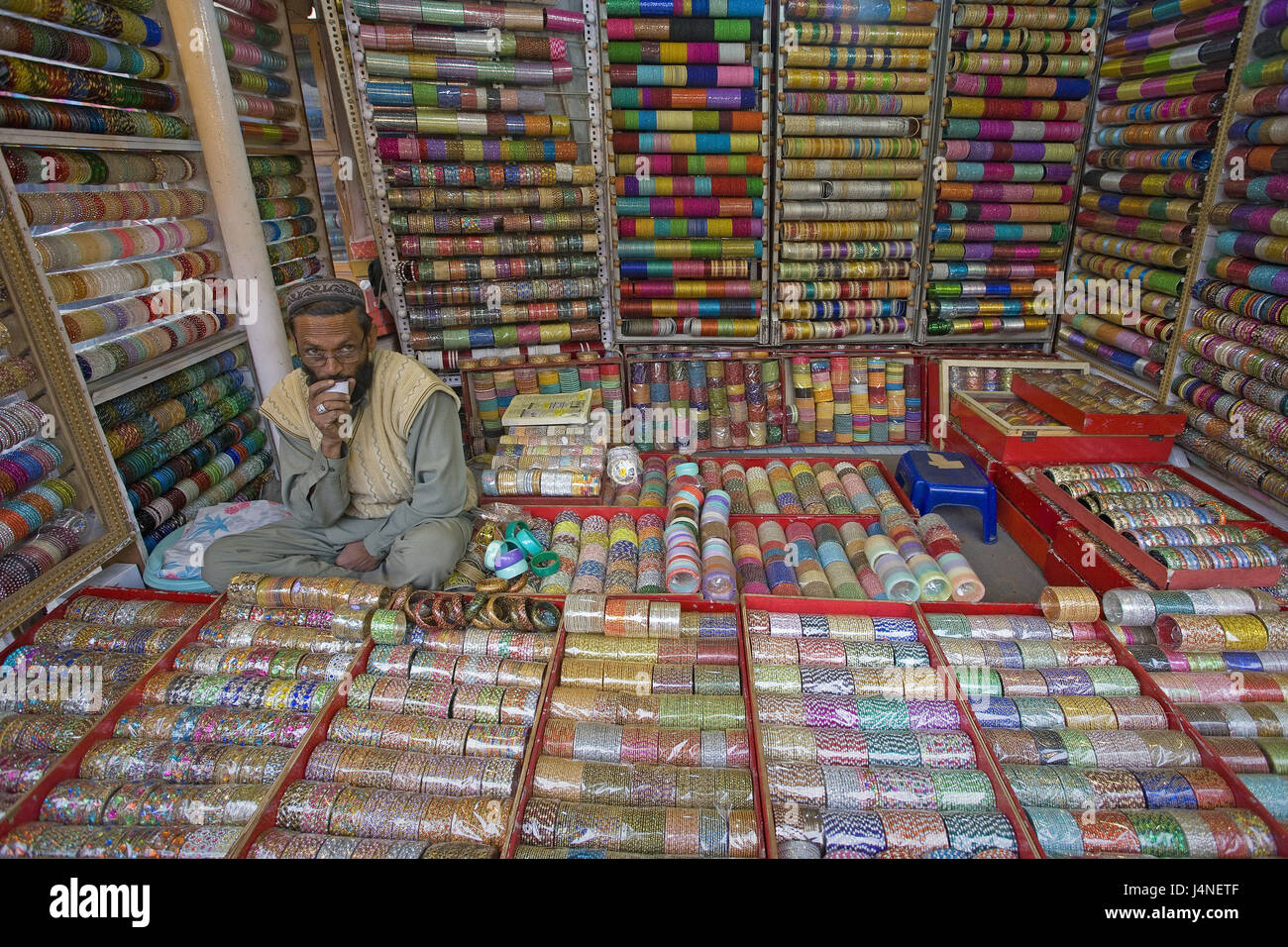 India, Delhi, Vecchia Delhi, concessionario, vendite bangle, Foto Stock