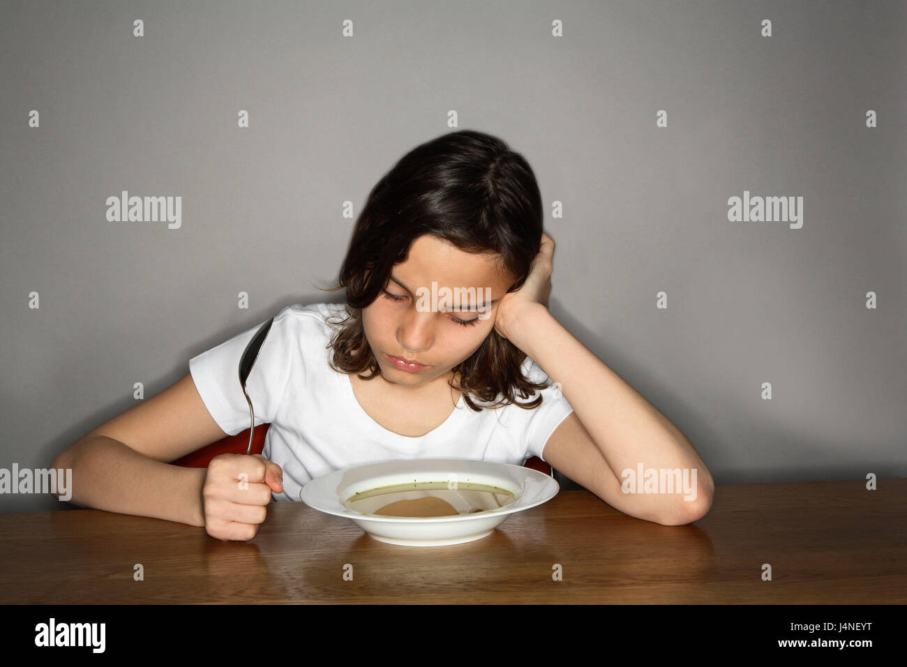 Le ragazze, mangiare maniere, zuppa piatti, cucchiai, tabella loll, Foto Stock