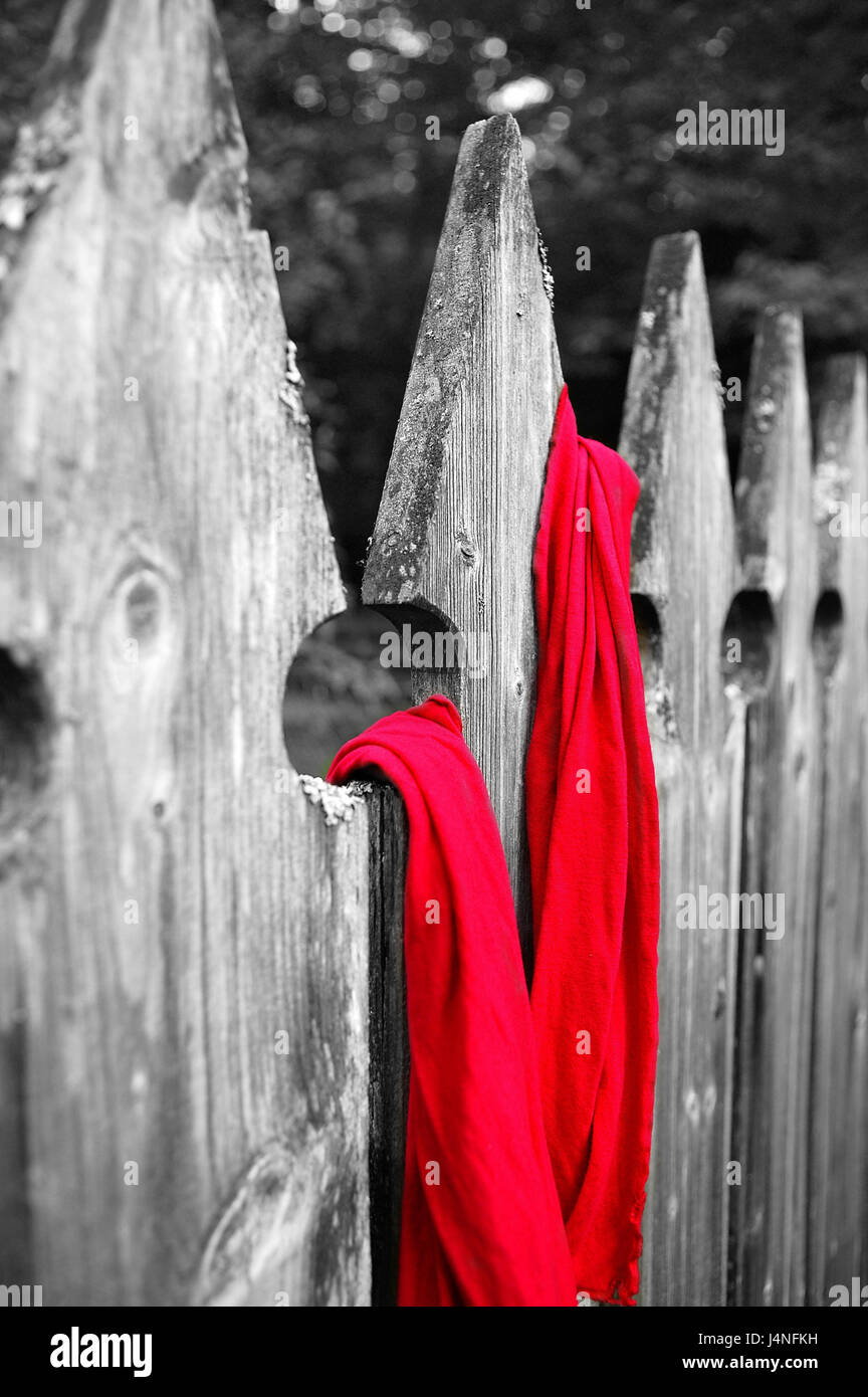 Staccionata in legno, sciarpa rossa, media close-up, dettaglio, Foto Stock