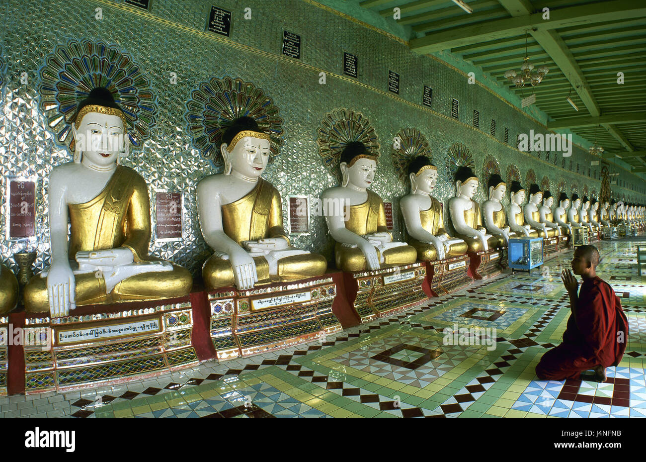 Myanmar Yangon, Shwedagon pagoda, all'interno, statue, monaco, recitare, Asia del sud-est asiatico, Birmania, a pagoda, tempio, Shwedagon Paya, luogo di interesse, Buddha-Statuen, Buddha, caratteri, all'interno, l'uomo, di preghiera, di credente, inginocchiarsi, religione, fede, buddismo buddisti, Foto Stock