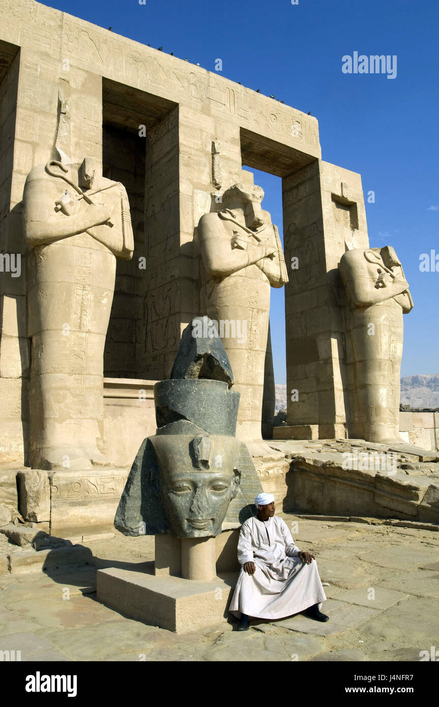 Egitto, Tebe, Ramesseum, statue giganti, egiziani, Foto Stock