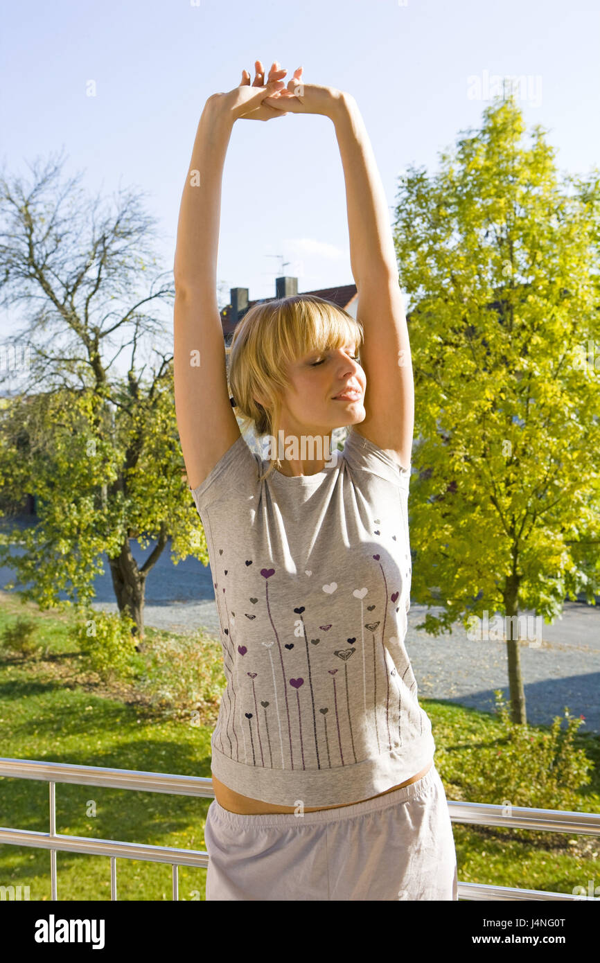 Donna, persona, modello rilasciato, 20-30 anni, 30-40 anni, balcone, stand, stretch, Foto Stock