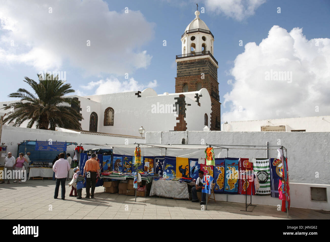 Spagna, Lanzarote, Teguise, Iglesia Nuestra Señora de Guadalupe, dettaglio, Steeple, mercato di domenica, Foto Stock