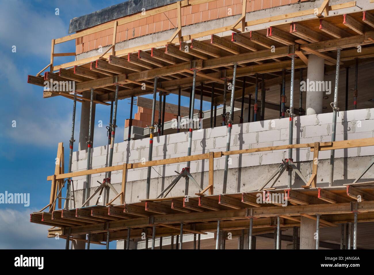 Ponteggio e cassero di calcestruzzo. Sito di costruzione di un edificio per uffici. Lavori di costruzione Foto Stock