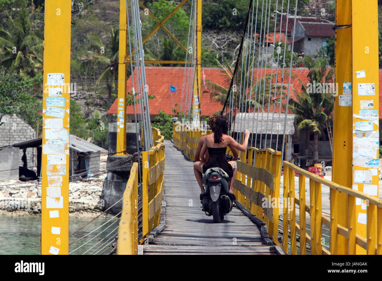 Indonesia, Bali, isola, Nusa Lembongan, Jungutbatu, villaggio, la vita quotidiana, bridge, motociclo, affitti, viaggio di andata e ritorno, Nusa Ceningan, turistiche, vista posteriore, Foto Stock