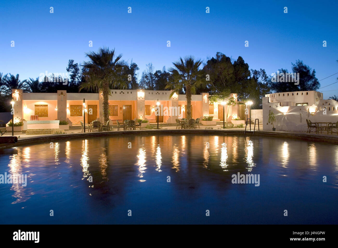 Egitto, deserto, Dakhla Oasis, Mout, hotel Sol Y Mar, piscina attachment, sera, Foto Stock