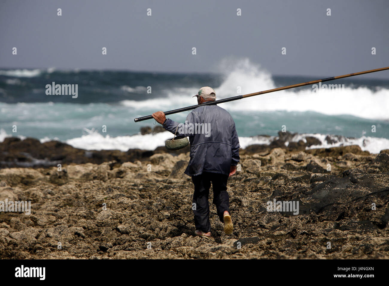 Spagna Fuerteventura El Cotillo, bile costa, pescatore, vista posteriore, Foto Stock