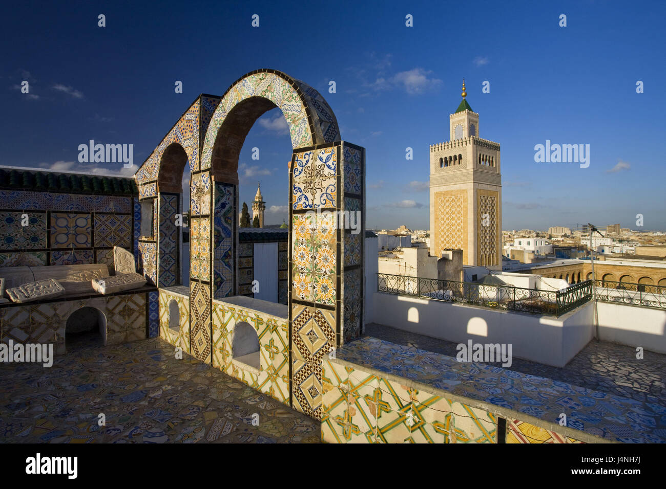 La Tunisia, Tunisi, Medina, Ez Moschea Zitouna, minareto, Nord Africa, città capitale, Città Vecchia, landmark, luogo di interesse, edificio, struttura, la religione, l'Islam, l'ulivo moschea, la moschea, mura difensive, prua, note di grazia, UNESCO-patrimonio culturale mondiale, Foto Stock