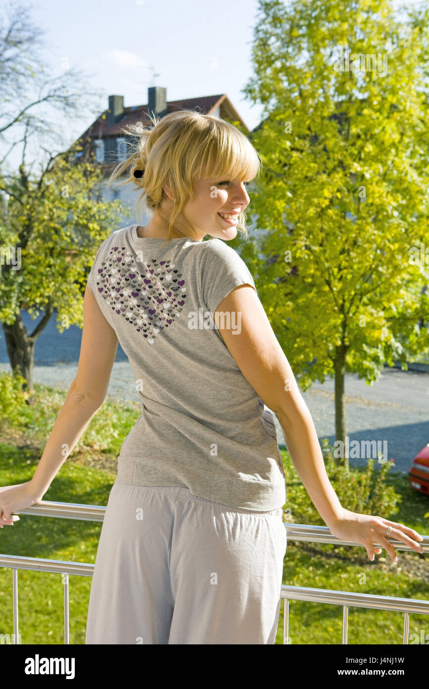 Donna, persona, modello rilasciato, 20-30 anni, 30-40 anni, balcone, stand, sorriso, Foto Stock