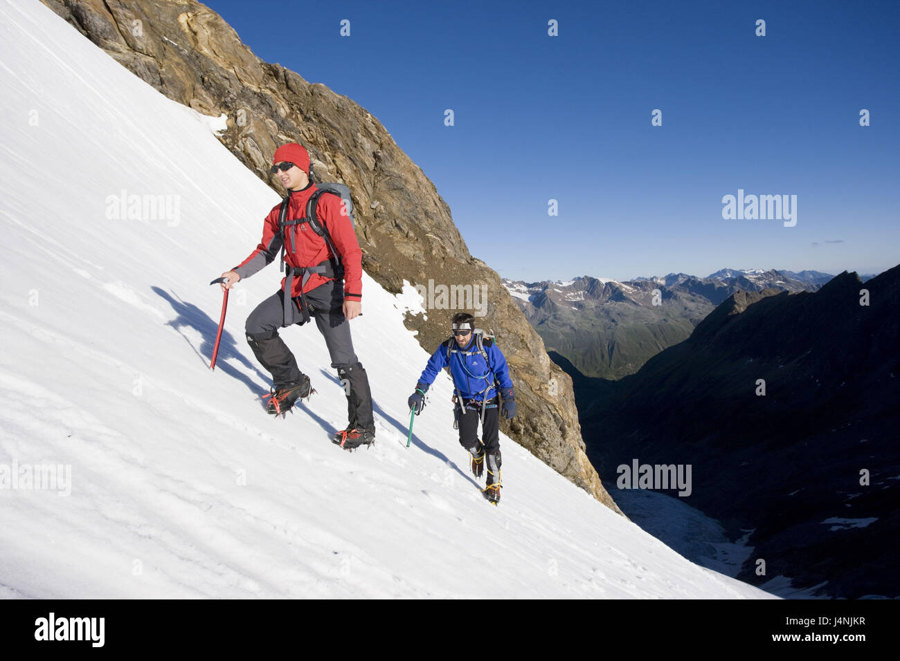 Austria, Tirolo, alpi Ötztaler, Liebenerspitze, alpinisti a piena velocità, neve, modello di rilascio, Foto Stock