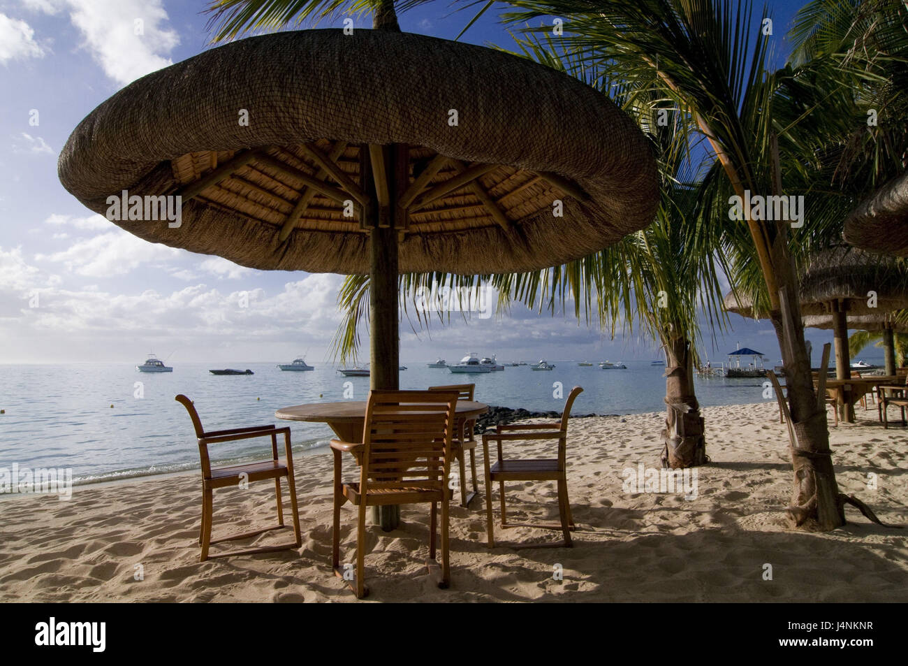 Maurizio, Le Paradis, sabbiosa spiaggia, ombrellone, gruppo sedile, vista mare, motoscafi, Foto Stock