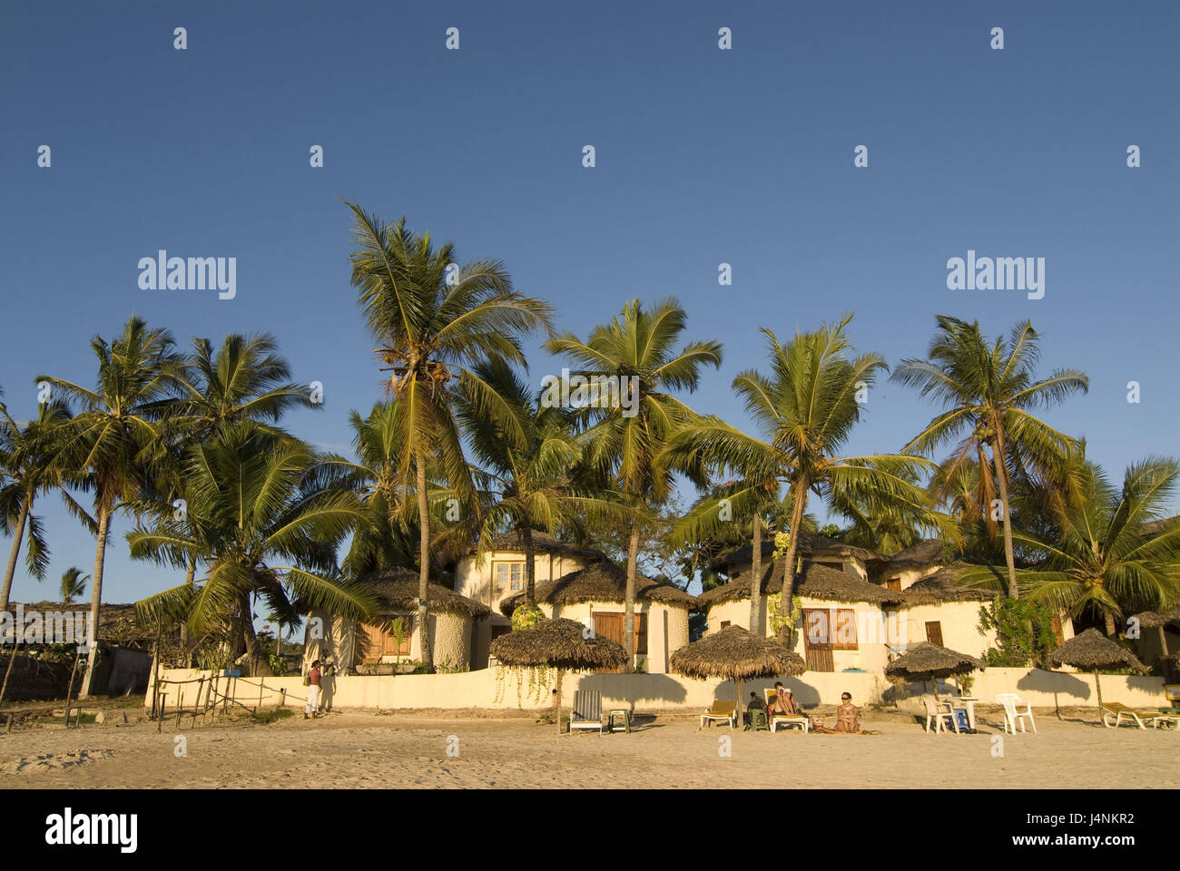 Madagascar, isola di Nosy Be, spiaggia sabbiosa, palme, acciaierie, Foto Stock