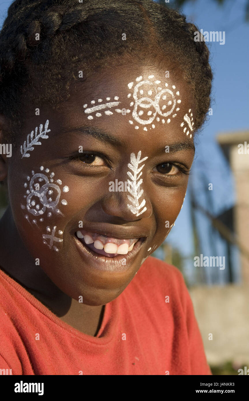 Madagascar, isola di Nosy Be, ragazza, sorriso, pittura del viso, tradizionalmente, ritratto, arricciata, nessun modello di rilascio, Foto Stock