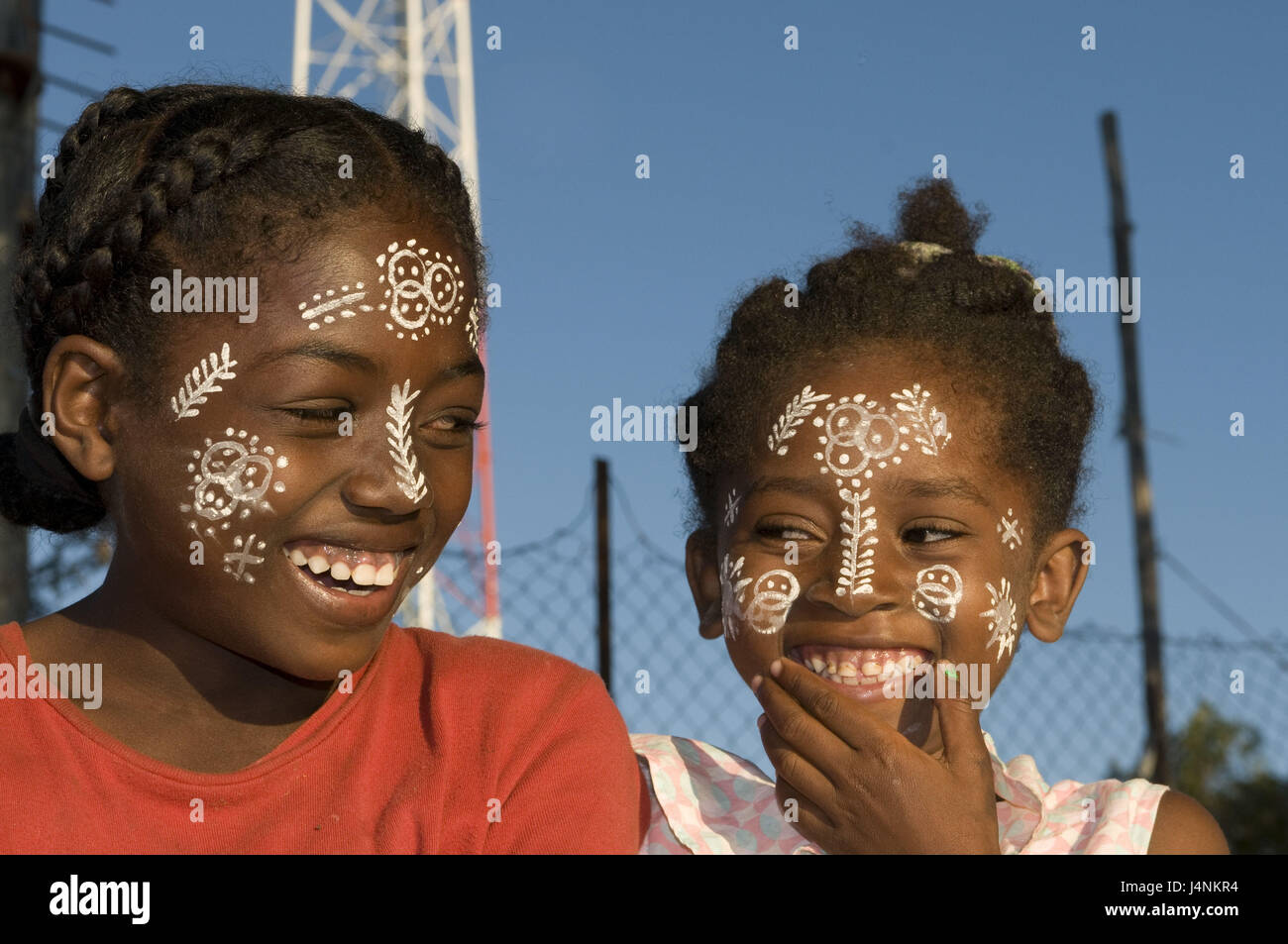 Madagascar, isola di Nosy Be, ragazza, due, sorriso, pittura del viso, tradizionalmente, ritratto, nessun modello di rilascio, Foto Stock