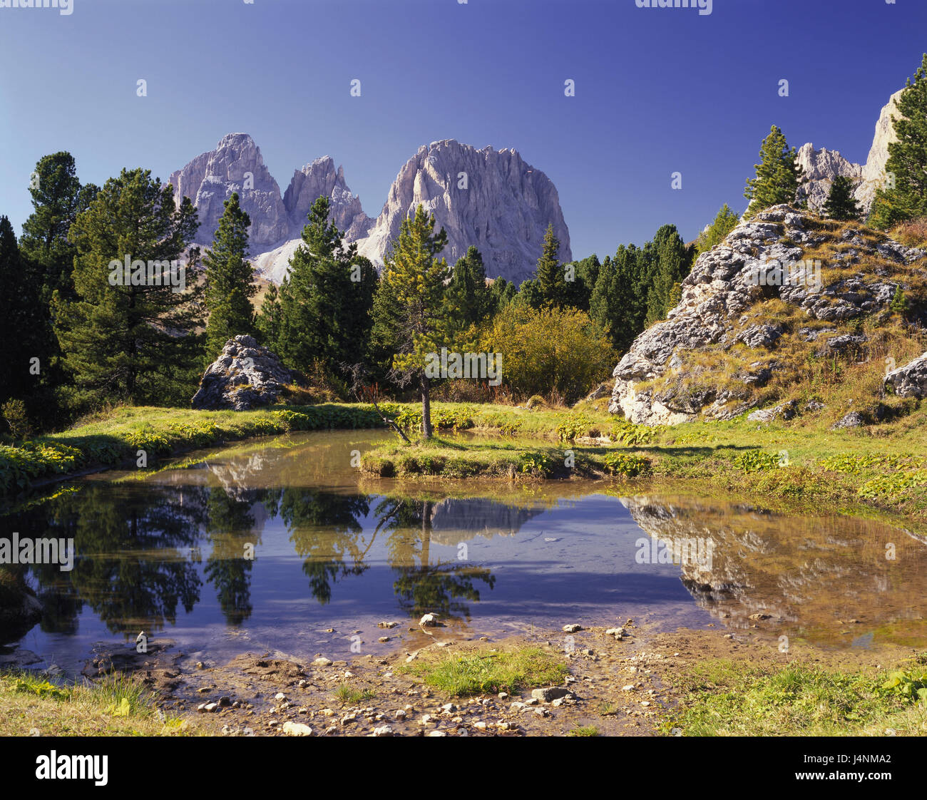 In Italia le Dolomiti, Pordoijoch, lago, sfondo, montagne, massiccio del Sassolungo, Fünfingerspitze, Grohmannspitze, Sassolungo, alpi, montagne, paesaggi, natura e paesaggio di montagna, remoto rurally, fuori, deserte, acqua, mirroring, superficie di acqua, Foto Stock