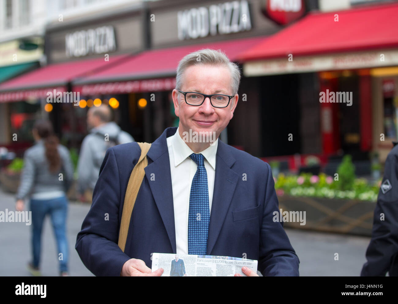 Michael Gove arriva in Leicester Square a dare una intervista radio.Egli è in piedi in elezioni generali nel Surrey Heath Foto Stock