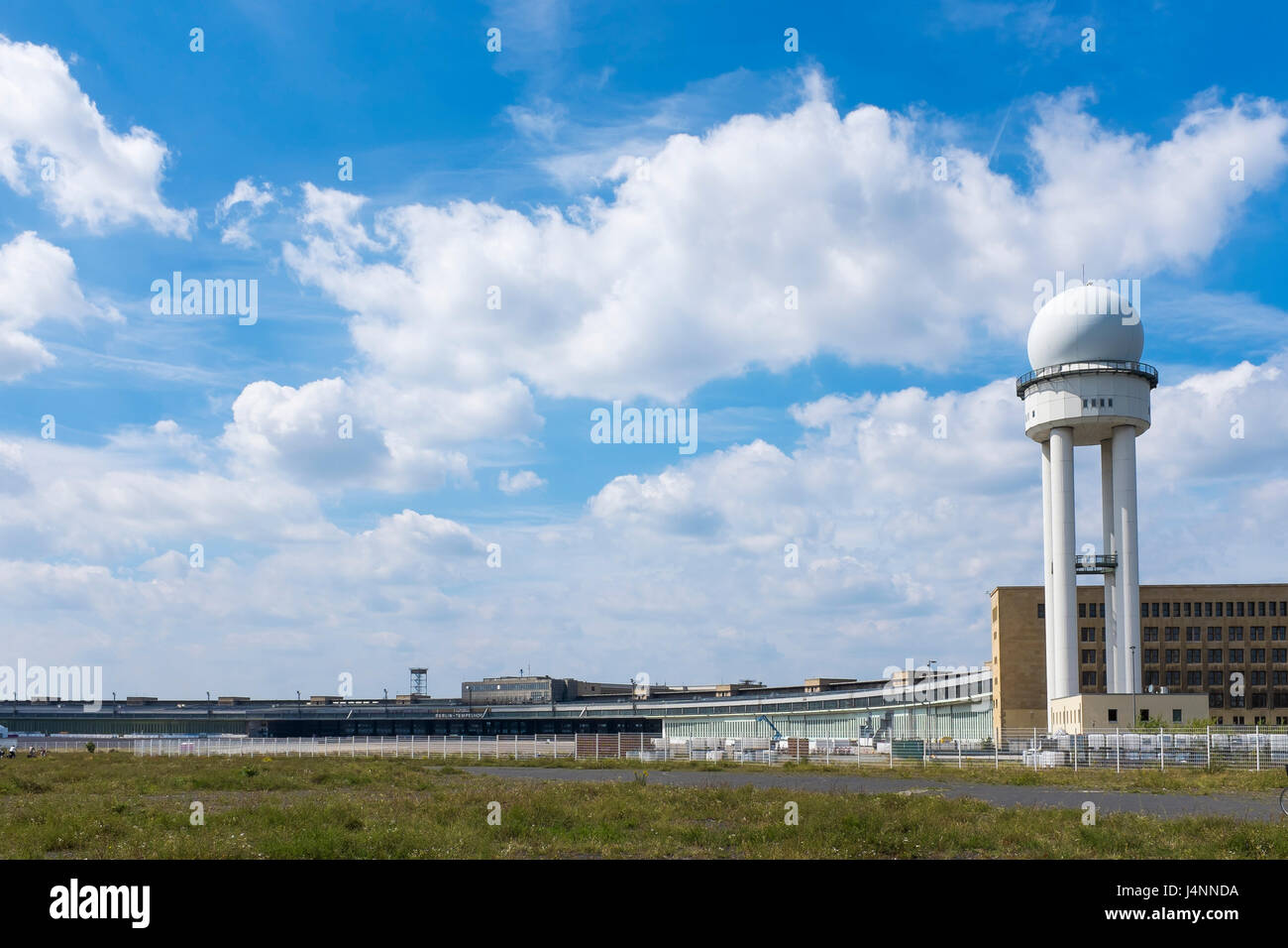 Berlino è una volta iconico Tempelhof Airport è mettere a buon uso. Il terminale come un n i richiedenti asilo rifugio, le vie di corsa come un parco. Berlino, Germania Foto Stock