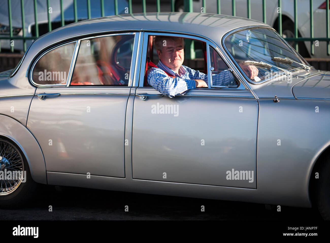 Un marchio Jaguar 10 viene guidato nel parcheggio per una auto regionale e caffè evento in Liverpool, un incontro mensile per petrolheads e gli appassionati di auto. Foto Stock