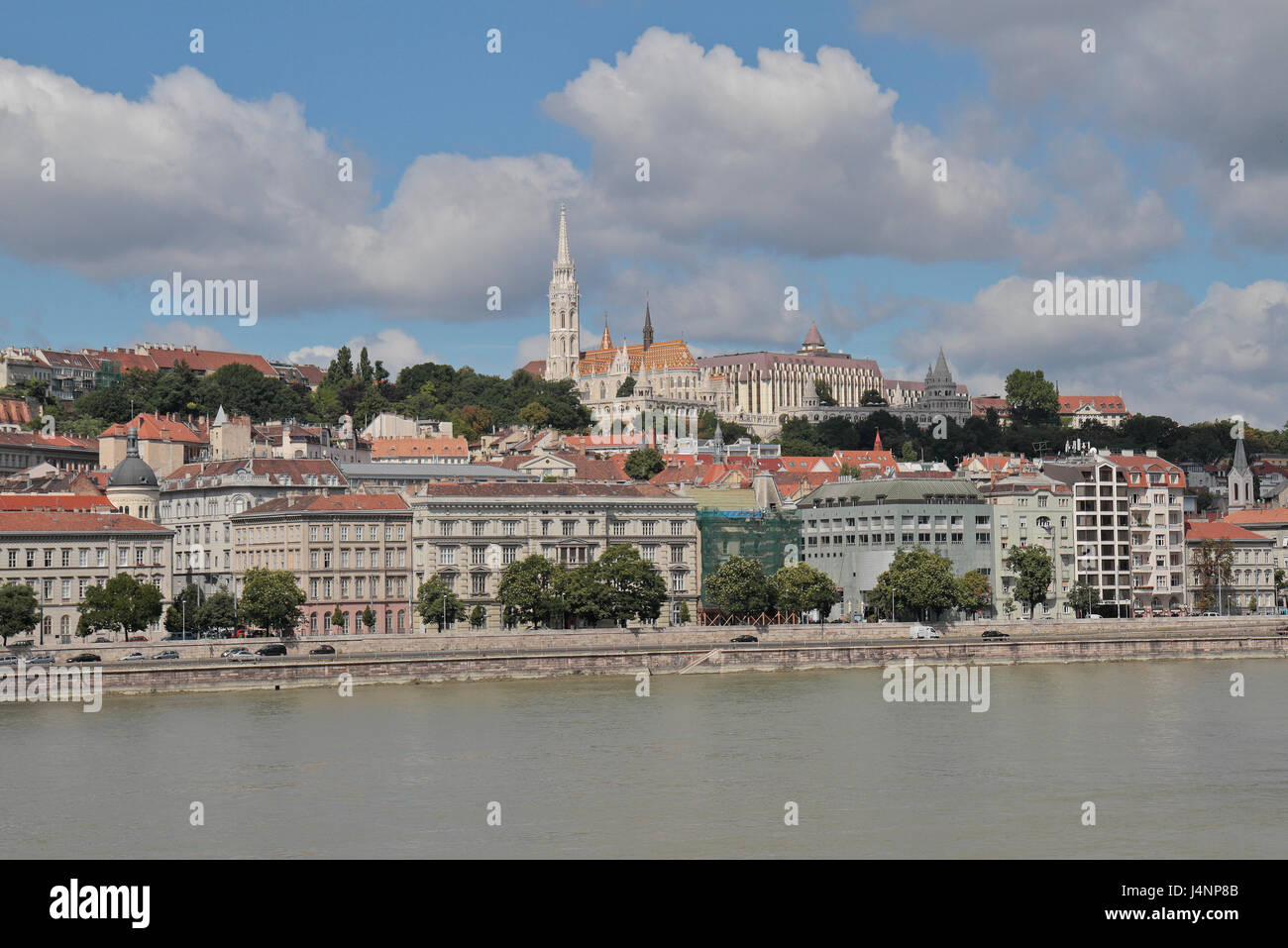 La guglia della chiesa di Mattia (Mátyás Templom) e il quartiere del castello (Budai várnegyed) visualizzati sul fiume Danubio a Budapest, Ungheria. Foto Stock