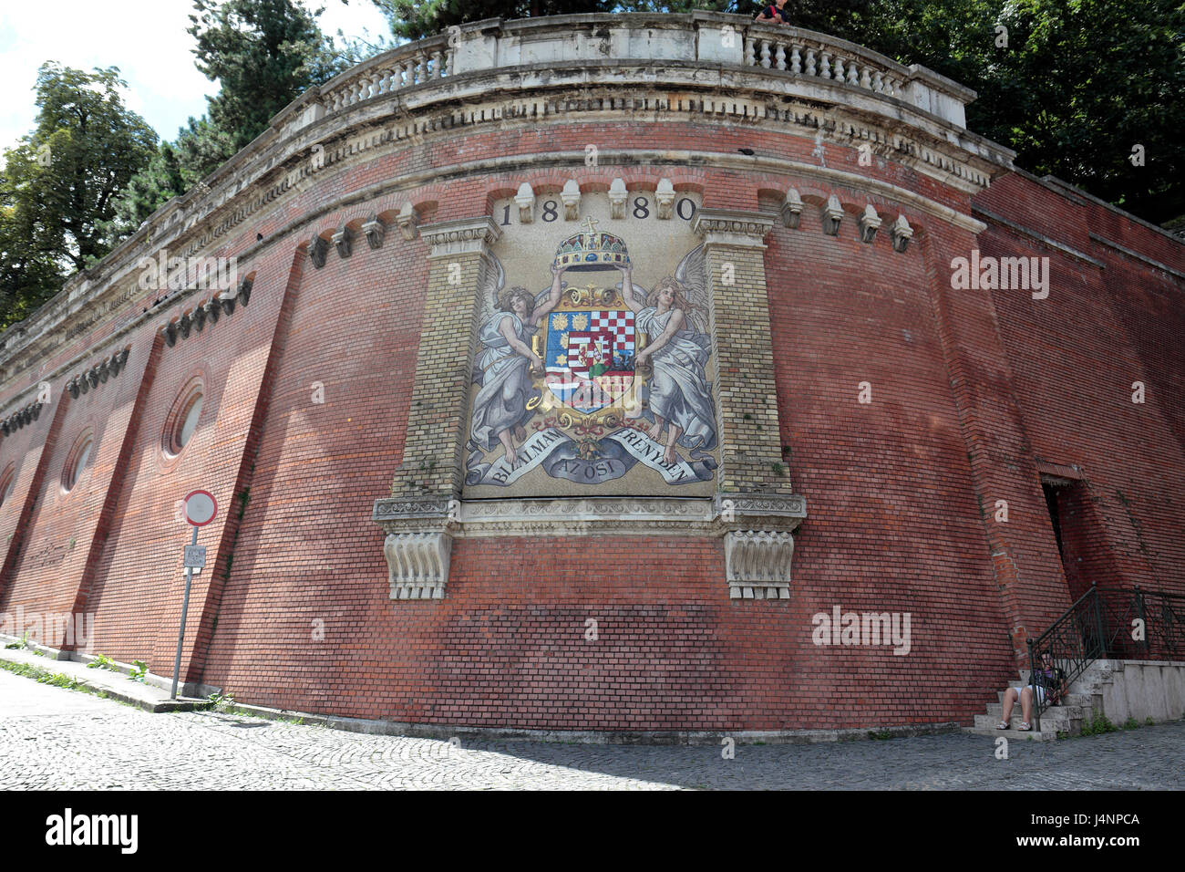 Vecchia Ungheria Stemma su una parete ai piedi del Castello di Buda Hill (Castello di Budapest, Ungheria. Foto Stock