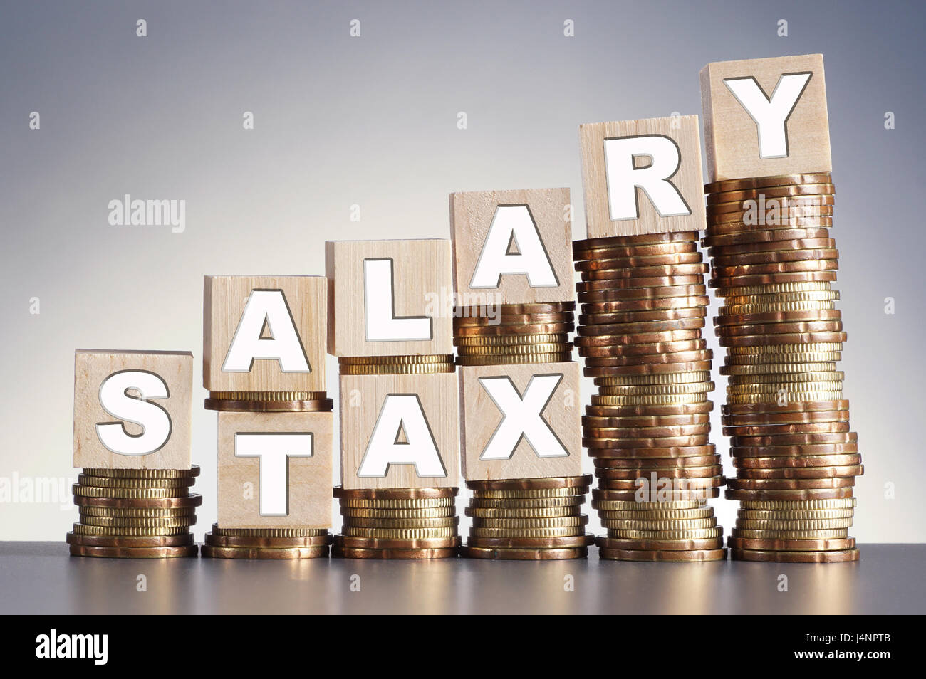 'Salary' e 'Imposta' parole sulla pila di aumento della moneta sul gradiente dello sfondo Foto Stock