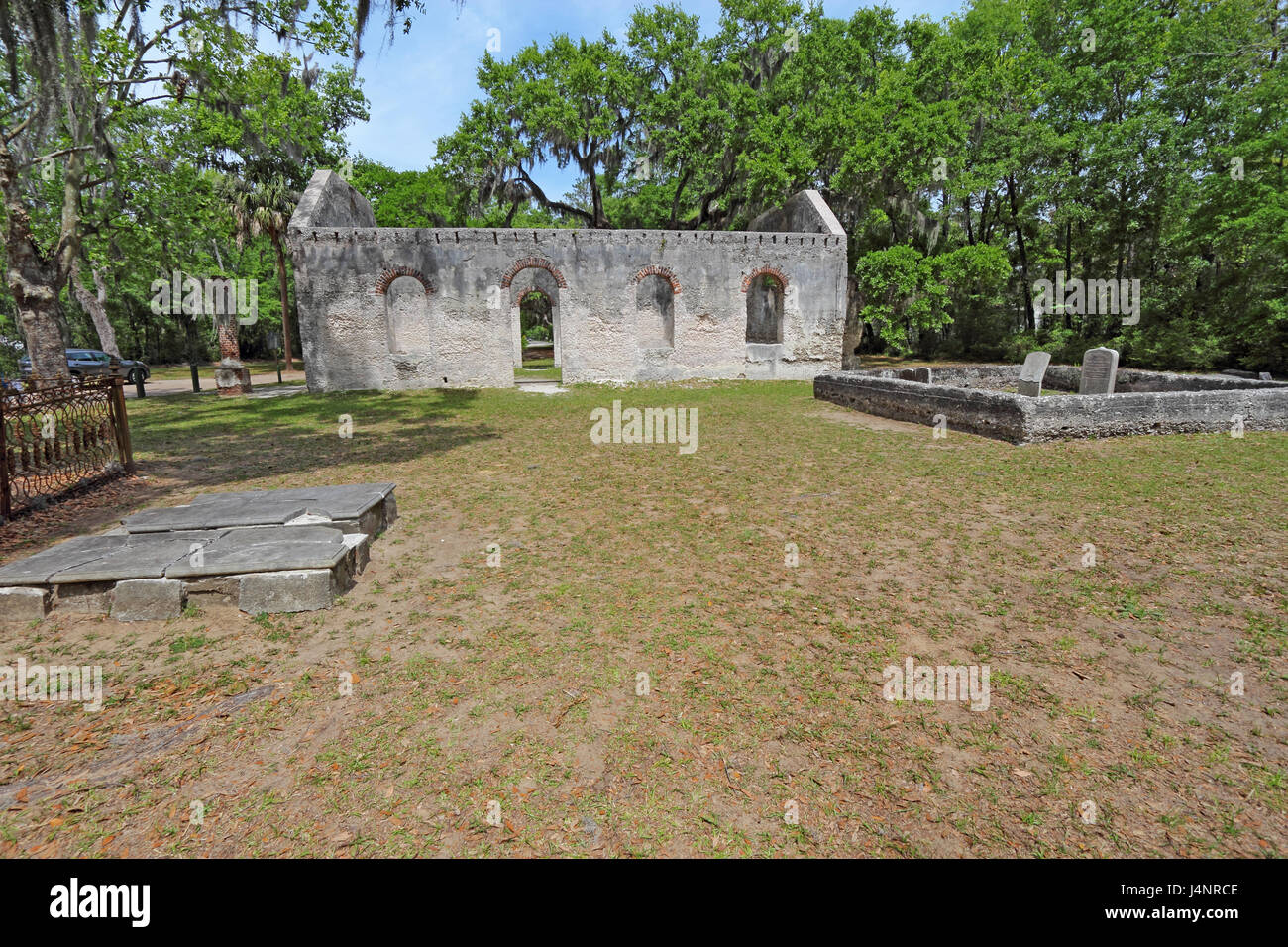 Parete Tabby rovine e il cimitero della cappella della facilità da Saint Helenas chiesa episcopale su Saint Helena Island nella contea di Beaufort, Carolina del Sud Foto Stock